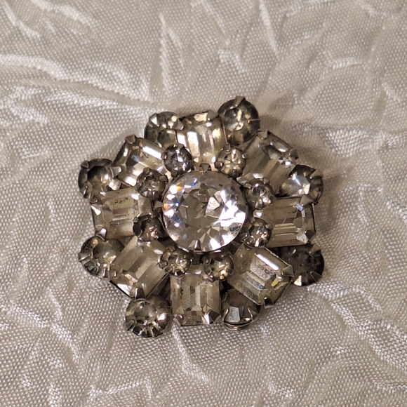 Unsigned Jewelry - Vtg Riveted Clear Sparkling Rhinestone Stacked Brooch Pin  Silver Tone